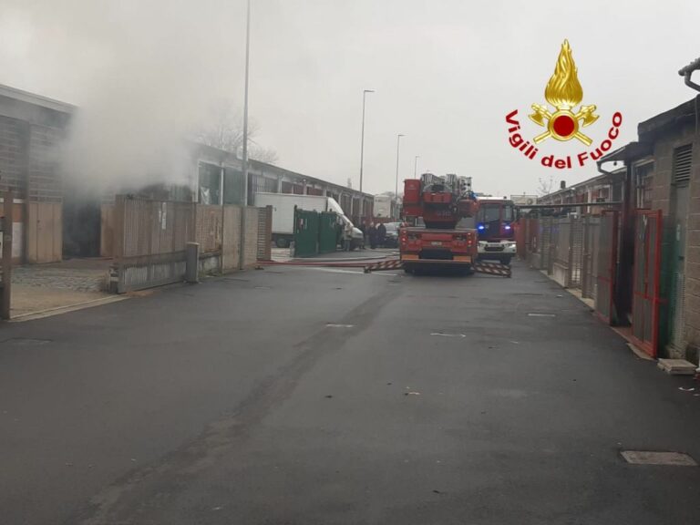 Fizzonasco, incendio di autovetture in un capannone. Nessun ferito