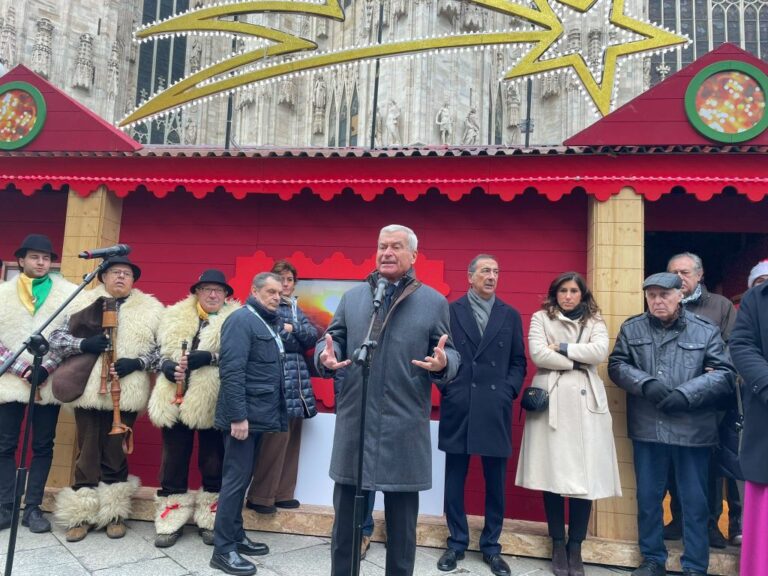 Milano, inaugurato il mercatino di Natale in piazza Duomo