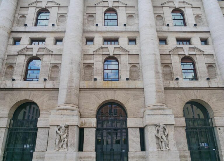 Apertura in lieve calo per Piazza Affari