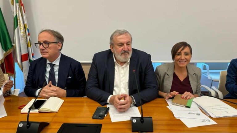 Emiliano “Con il Reddito di dignità in Puglia suppliamo a funerale Rdc”