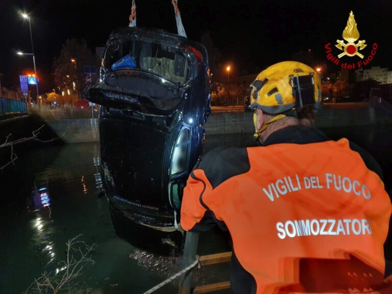 Auto in un fiume nel Veneziano, muoiono tre ventenni