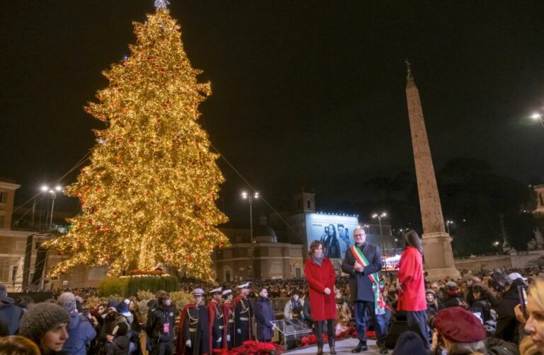 Natale a Roma, acceso l’albero a piazza del Popolo