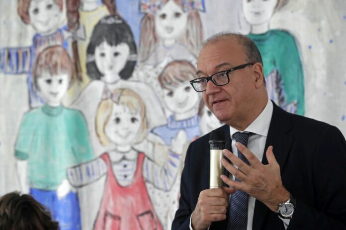Napoli il ministro dell'Istruzione e del Merito Giuseppe Valditara all'Istituto Comprensivo 46 Scialoja Cortese