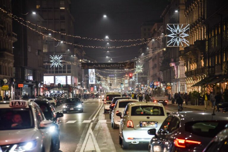 Milano, inaugurate le luci di Natale “sostenibili” in Corso Buenos Aires
