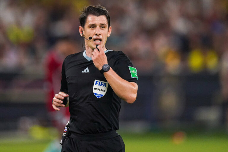 Pugno all’arbitro, il calcio turco si ferma