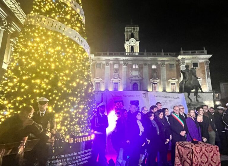In piazza del Campidoglio acceso l’albero di Natale dedicato alla Costituzione