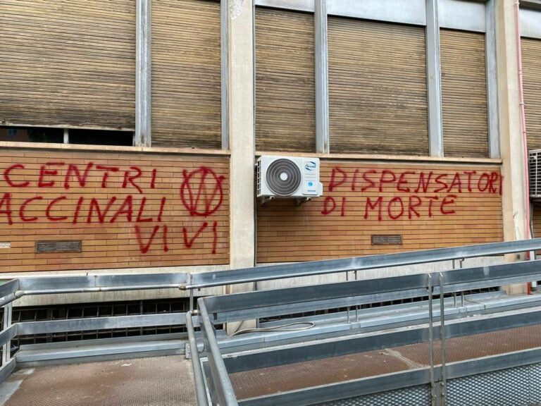 Raid vandalico al Policlinico di Palermo, scritte No Vax sui muri