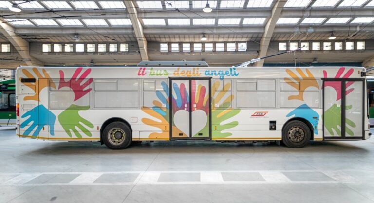Milano, da stasera torna in strada il bus degli angeli di Atm