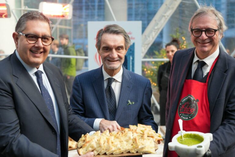 Tutto esaurito per la focaccia di Natale in piazza città di Lombardia