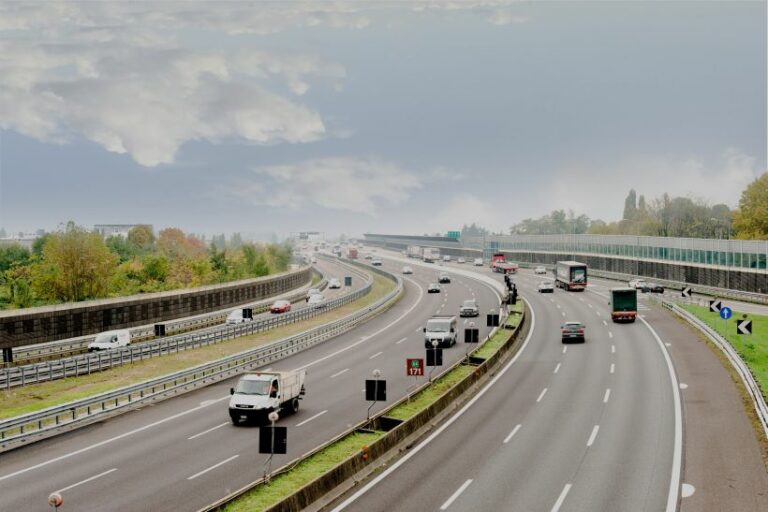 Un 25enne su cinque ammette di distrarsi alla guida