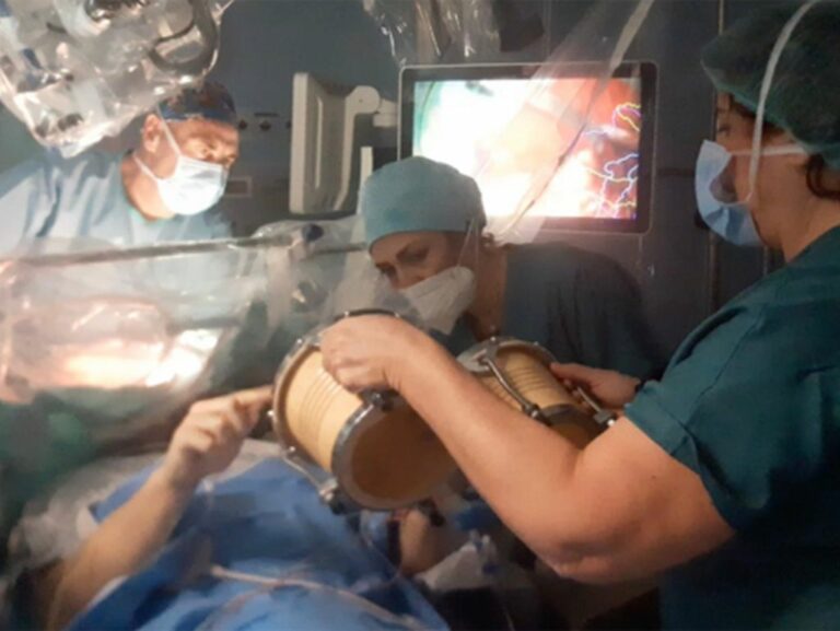 Cremona, chirurgia da sveglio. Paziente suona durante l’intervento