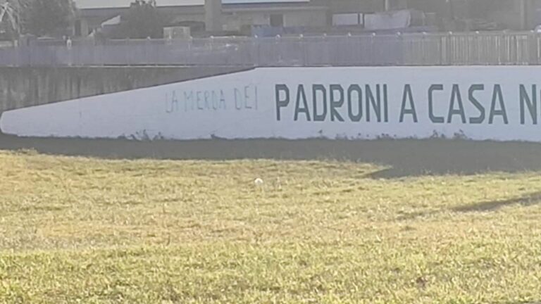 Pontida, scritte spray contro la Lega sul muro del pratone
