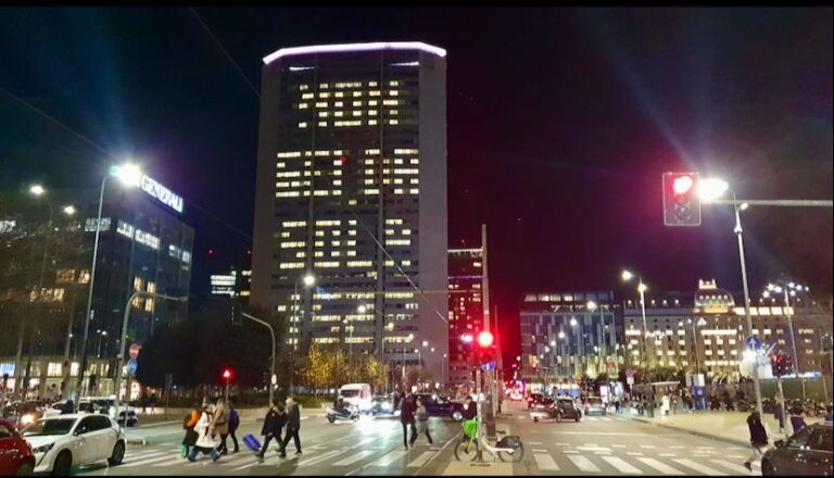 Palazzo Pirelli a Milano illuminato con la scritta “Non sei da sola – 1522”