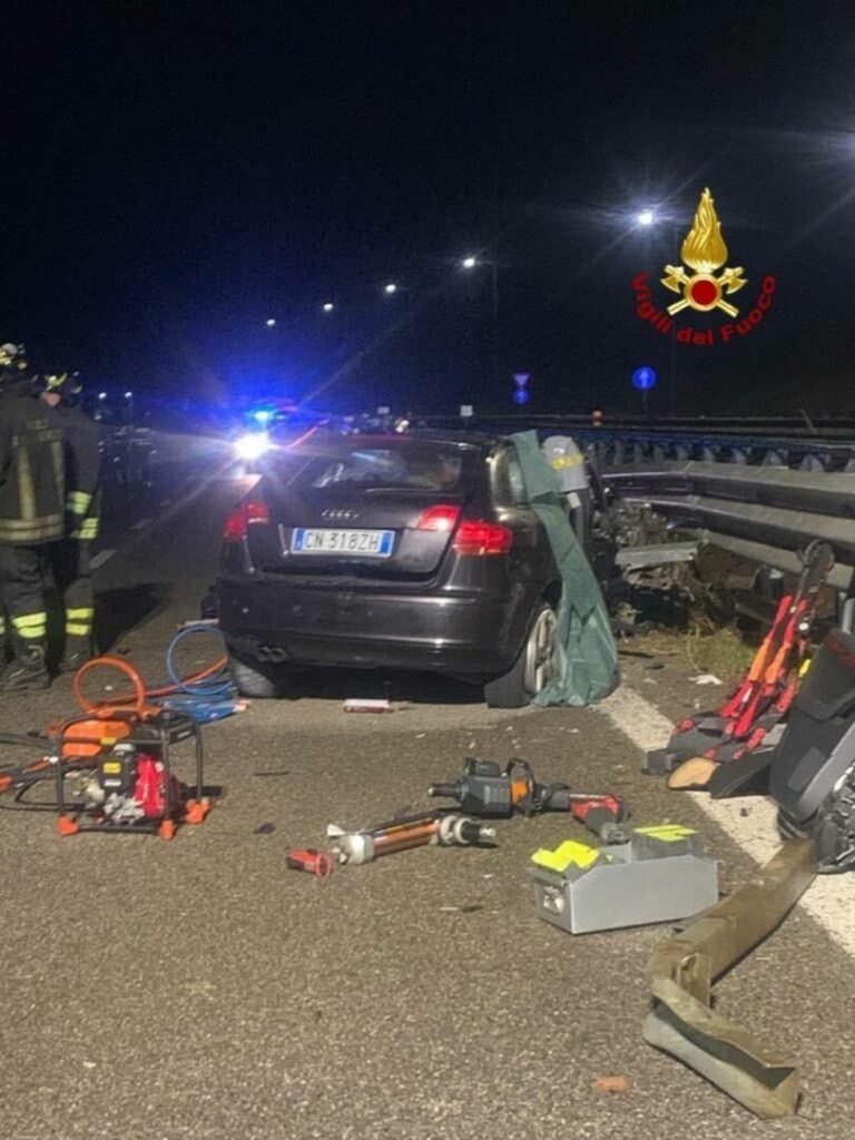 Incidenti stradali, auto contro guardrail. Muore 22enne nel milanese