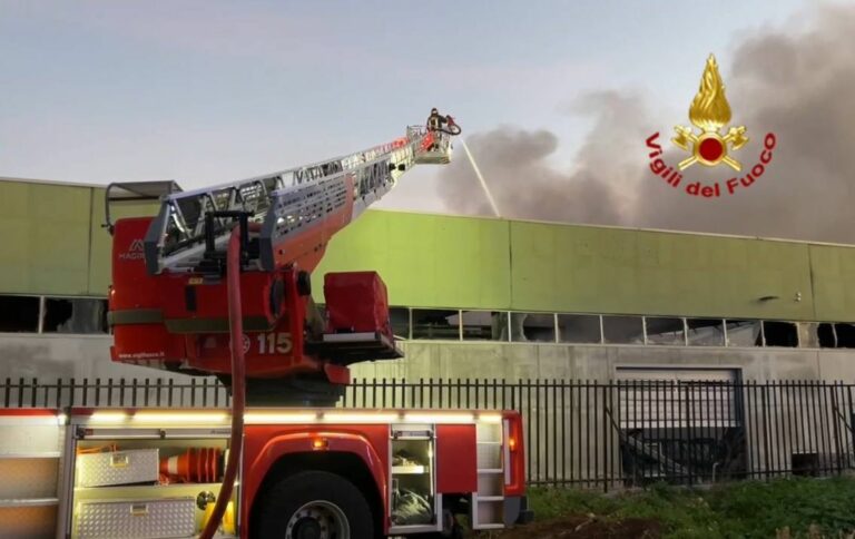 In fiamme capannone nell’area industriale di Melfi