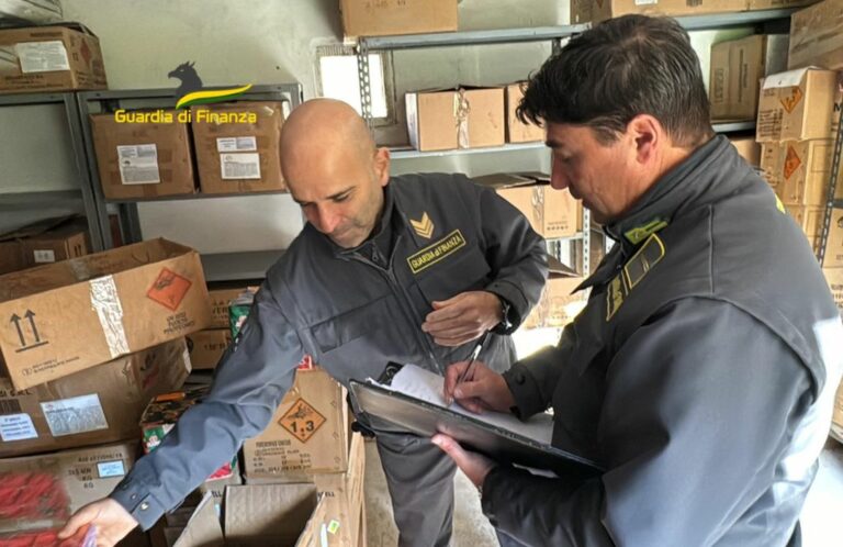 Sequestrati a Vibo Valentia 3 quintali di fuochi d’artificio, un arresto a Cosenza