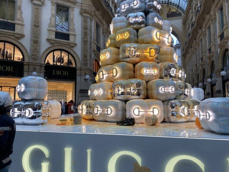 Milano, ambientalisti gettano vernice su albero di Natale in Galleria