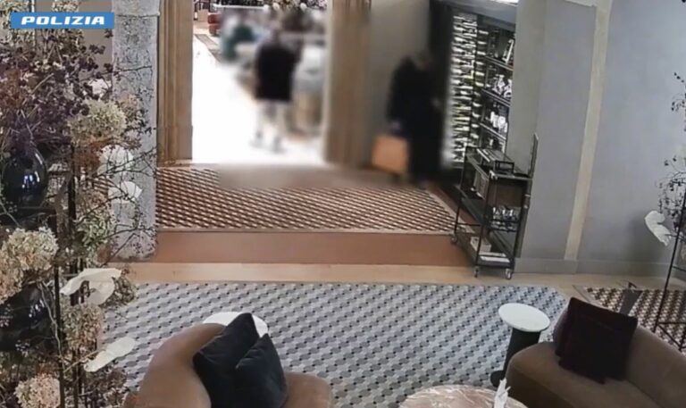 Furti per 450 mila euro in negozi del centro a Milano, 2 arresti
