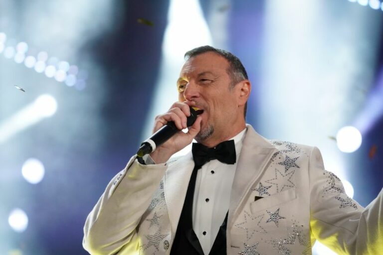 Amadeus saluta il 2023 da Crotone con “L’anno che verrà”