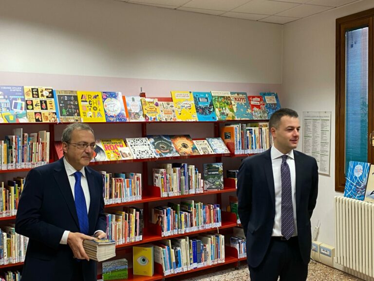 Consegnato alle biblioteche della città “Il grande segreto dei libri”