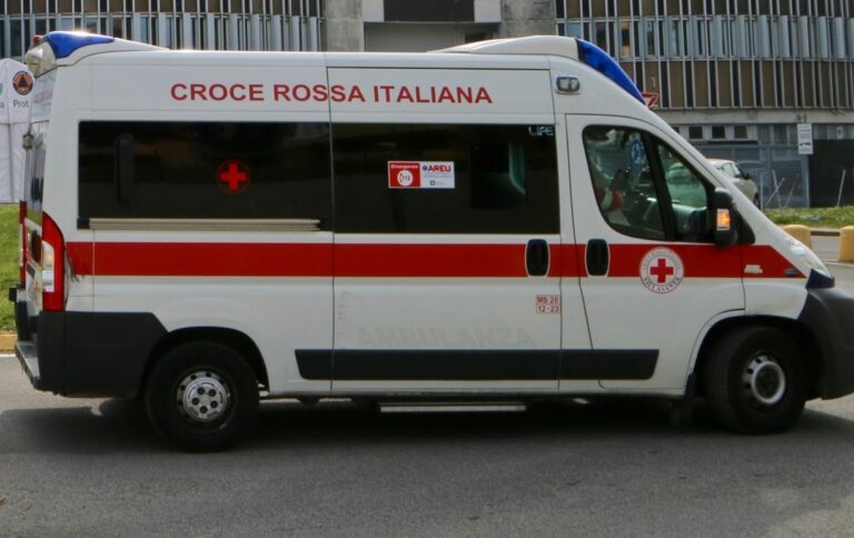 Scontro in galleria a Urbino tra un’ambulanza e un bus, 4 morti