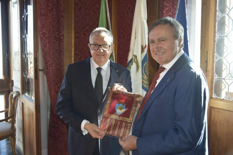 Il sindaco Brugnaro riceve il nuovo prefetto Pellos