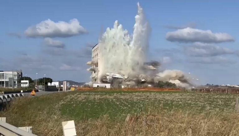 Abbattuto l’ecomostro di Torre Melissa costruito dalla ‘Ndrangheta