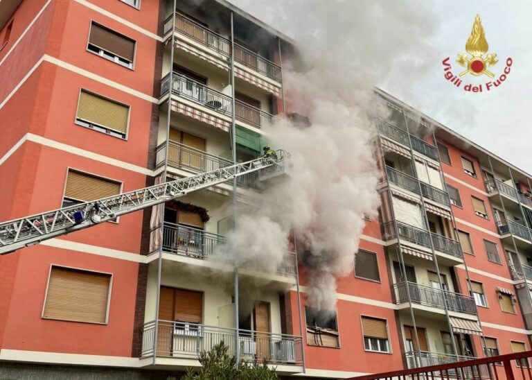 Settimo Torinese, appartamento in fiamme. Evacuati residenti piani alti
