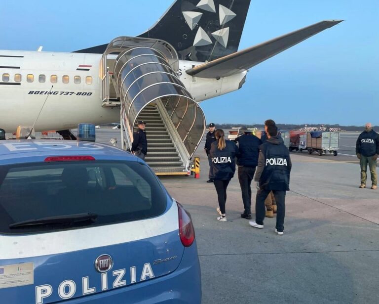 Milano, aggredì passanti con il Corano in mano. Espulso un egiziano