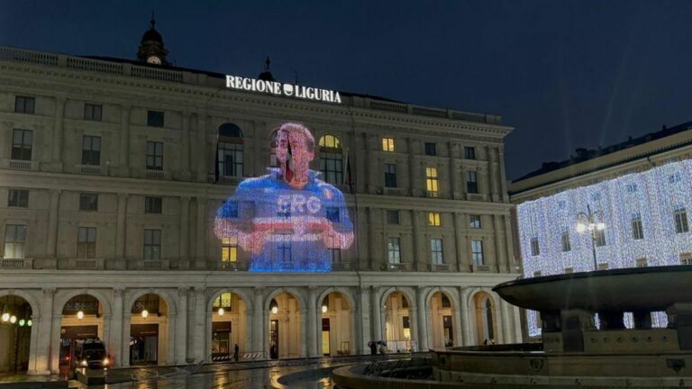 Palazzo Regione Liguria si illumina in ricordo di Gianluca Vialli