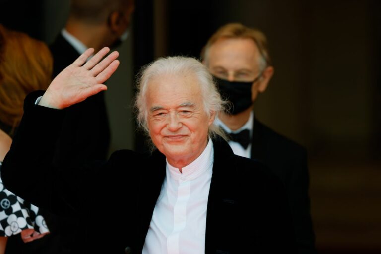 Jimmy Page, compie 80 anni il chitarrista dei Led Zeppelin