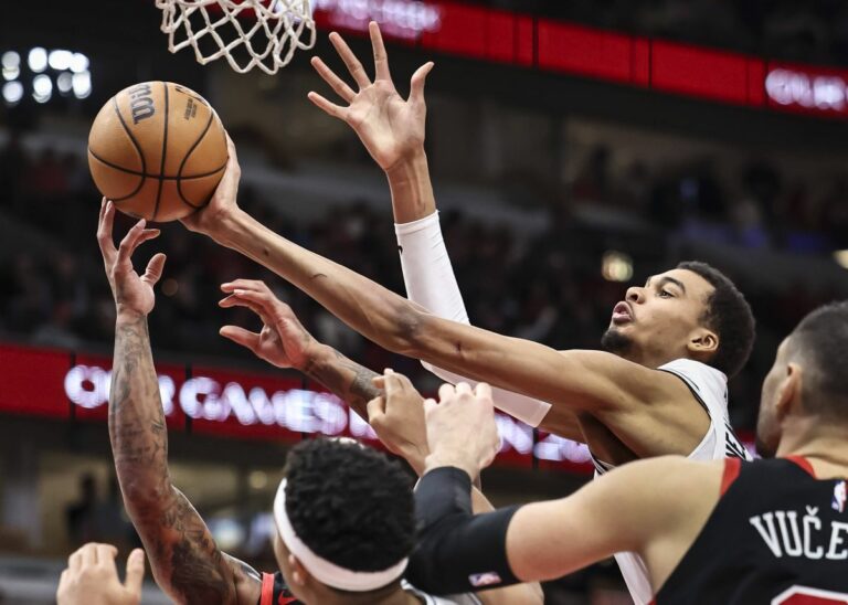 Prima tripla doppia per Wembanyama in Nba, Spurs vincono a Detroit