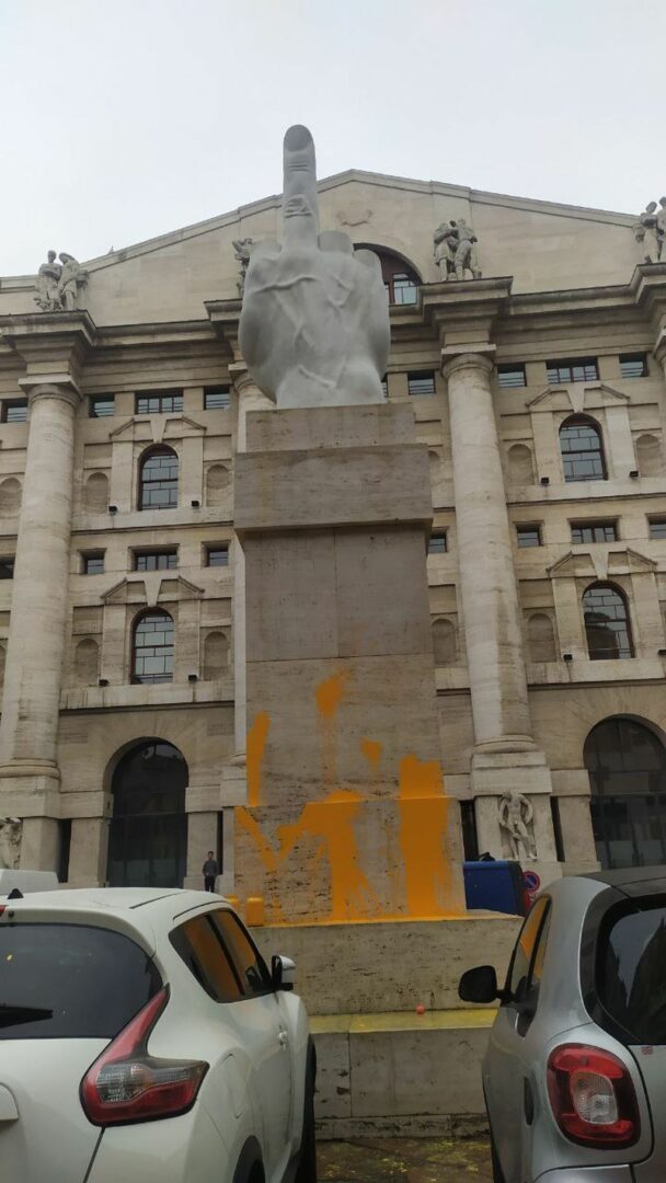 Milano, imbrattarono dito Cattelan. Ultima Generazione a processo