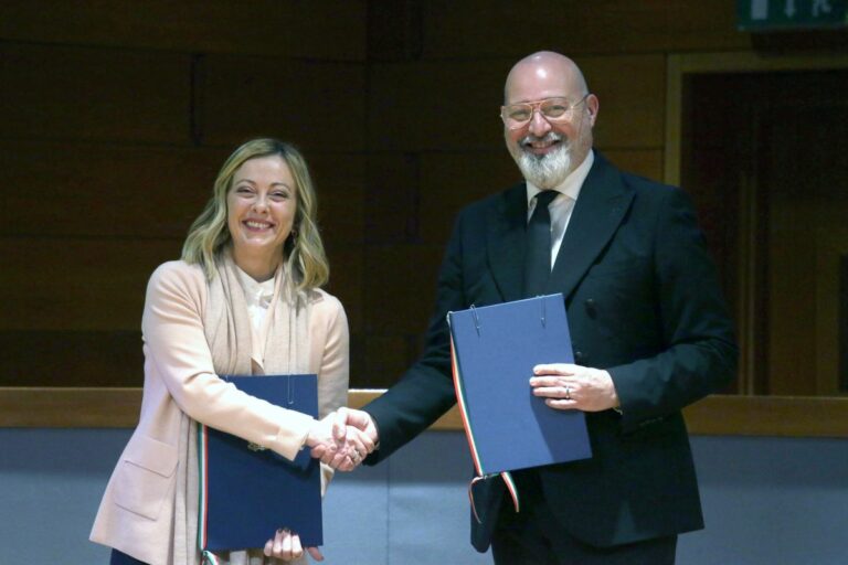 Meloni e Bonaccini firmano accordo, 600 milioni per l’ambiente