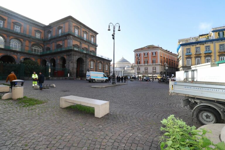 Rimosso parcheggio abusivo in area che costeggia Palazzo Reale a Napoli