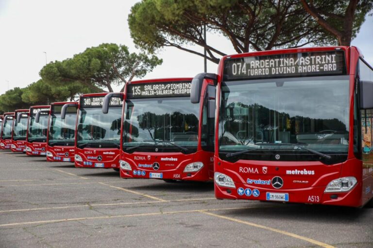 Roma, presentati nuovi bus ibridi che svolgeranno servizio in periferia