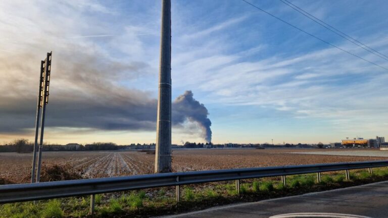 In fiamme capannone azienda Cavenago Brianza,sindaco “Chiudete finestre”