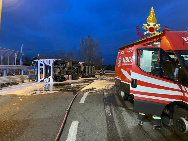 Camion si ribalta sulla Tangenziale Ovest di Milano, un ferito lieve