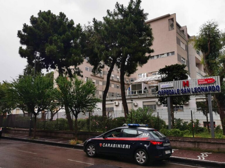 Donna picchiata dal marito, figlio 16enne tenta di darsi fuoco
