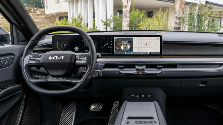 Con 4screen di Kia si accede ai servizi disponibili lungo il tragitto