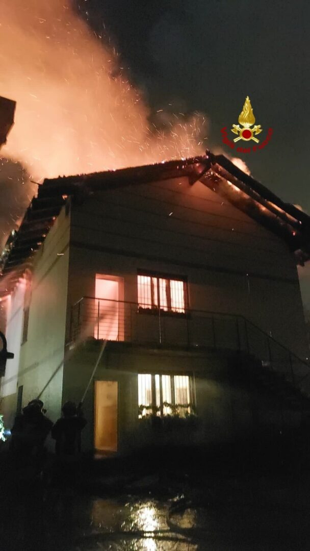 Milano, incendio in villetta a Cesate. In salvo famiglia di 3 persone