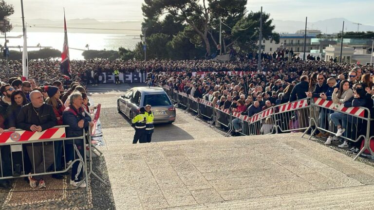 L’ultimo saluto a Riva “Corri braccia al cielo Gigi”