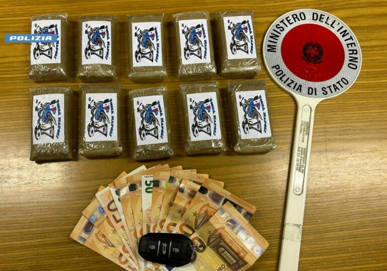 In auto con 1 kg di hashish “Forza Napoli”, 26enne arrestato a Milano