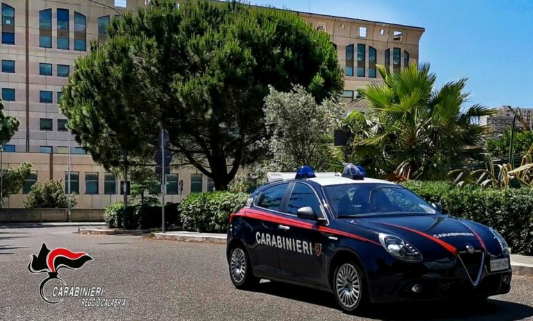 Donna picchiata e sequestrata da marito e cognata nel Reggino, due arresti