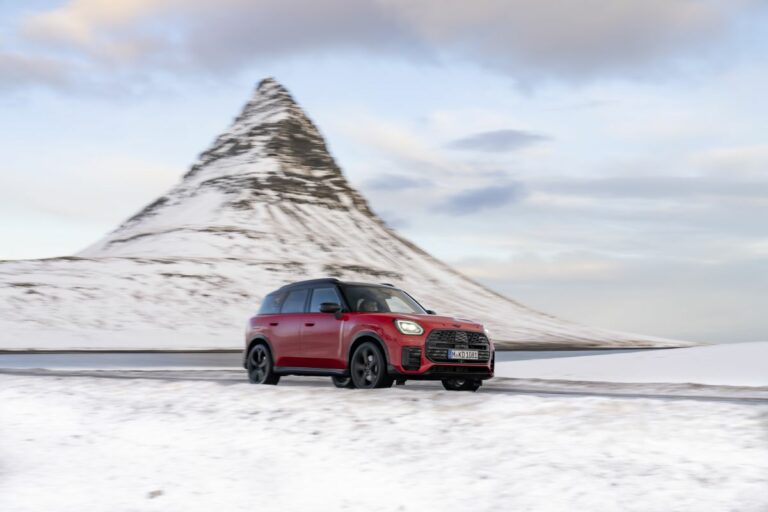 Mini presenta la nuova Countryman S All4 in allestimento JCW