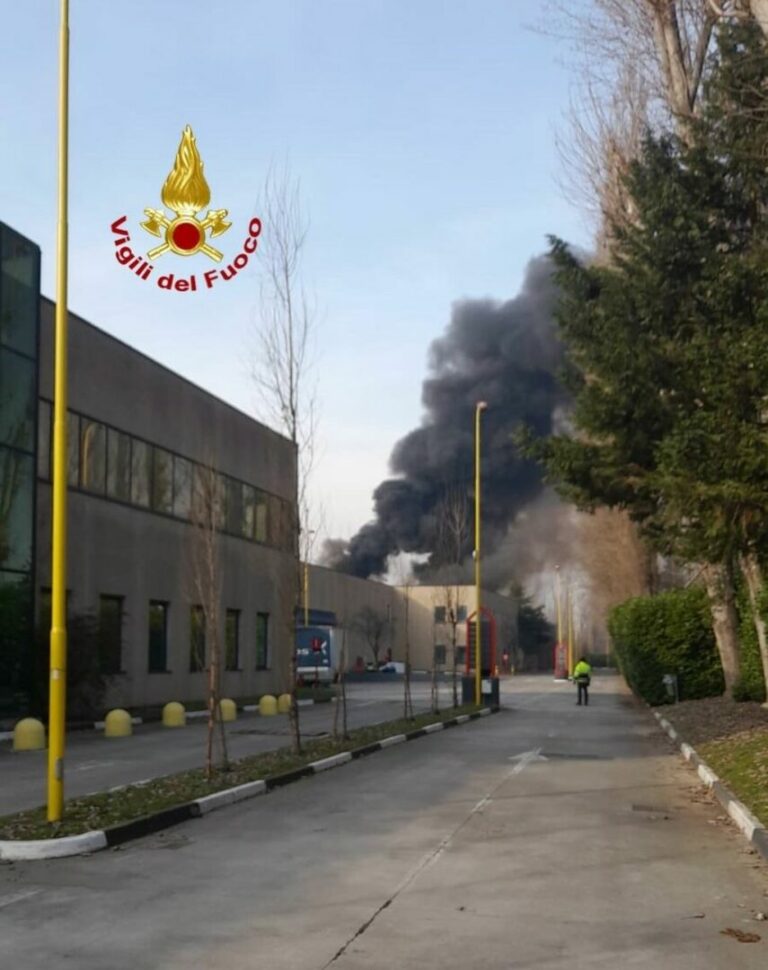 Settala, incendio in azienda di imballaggi. Nessuna persona coinvolta