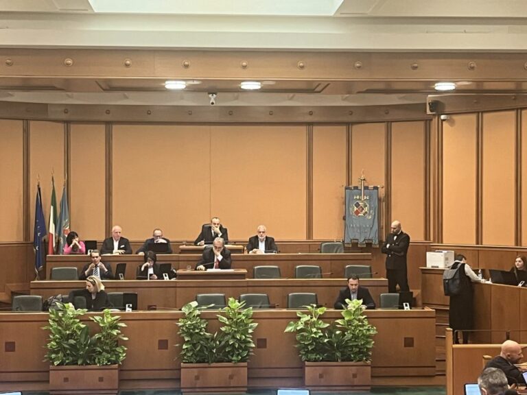 Dibattito tra maggioranza e opposizione con il presidente Rocca