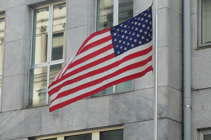 LA BANDIERA DEGLI STATI UNITI A MEZZ ASTA AL CONSOLATO AMERICANO PER L 11 SETTEMBRE