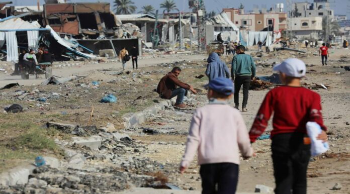 Gaza: la gente osserva la distruzione dopo un bombardamento e un'incursione israeliana in via Salah al-Din nelle aree di Al-Zawaida e Al-Maghazi.