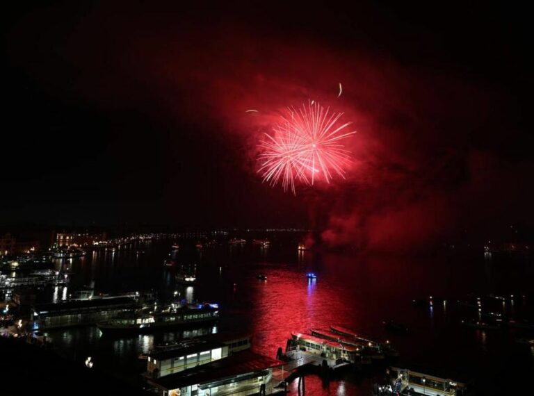 Musica e fuochi d’artificio per l’arrivo del nuovo anno